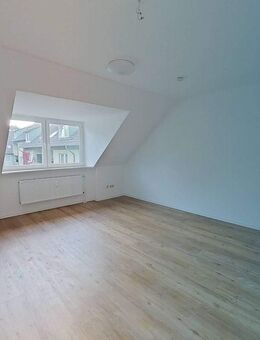 *FRISCH RENOVIERT* Moderne 3-Zimmer-Dachgeschosswohnung mit Wannenbad - Osnabrück