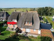 Haushälfte unter Reet mit Blick in die Midlumer Marsch - Midlum (Schleswig-Holstein)