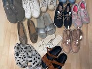 Zahlreiche getragene Schuhe zu verkaufen - Berlin