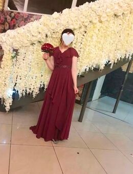 Maxikleid im A-Linien-Stil mit kurzen Rüschenärmeln, einem V-Ausschnitt und einem verzierten Gürtel - Bedburg