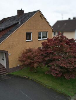 Massives Einfamilienhaus mit Garten und Garagen in Beverungen - Beverungen