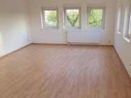 Ab sofort zu haben: Geräumige und helle 2-Zimmer-Wohnung mit Laminatboden und Bad mit Dusche - Senftenberg
