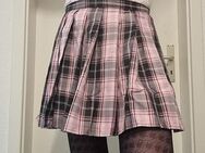 Ich suche einen unterwürfigen Mann, welchen ich, ein dominanter Crossdresser, Stück für Stück in eine vernünftige Sissy verwandeln kann. - Hof