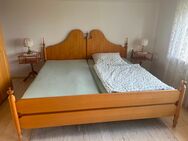 Schlafzimmerschrank mit Doppelbett und Nachttischen Echtholz (Schreinerarbeit) - Eutingen (Gäu)