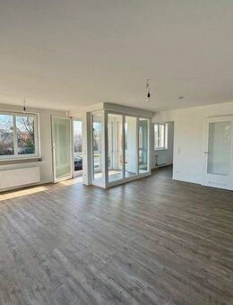 Frisch sanierte 2-Zimmer-Wohnung mit Wintergarten und Aufzug - Berlin