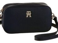 Tommy Hilfiger Mini Bag TH EMBLEM CAMERA BAG, mit TH-Emblem vorne