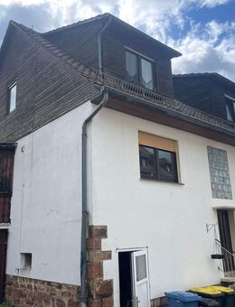 Zweifamilienhaus mit sieben Garagen am Ortsrand von Knüllwald-Rengshausen - Knüllwald