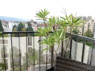 Ideal geschnittene Eigentumswohnung mit Balkon, Loggia und tollem Weitblick. Aufzug u.TG im Haus - Freiburg (Breisgau)