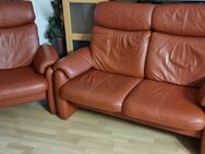 Zweisitzer Ledersofa Terracotta rot inklusive verstellbaren Kopfstützen + Sessel - Verden (Aller)