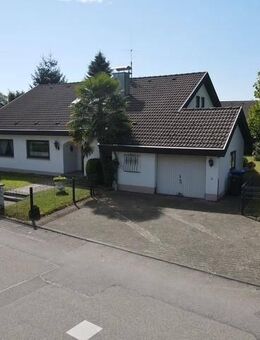 Großes Wohnhaus - Einfamilienhaus mit Gäste-Appartements in guter Wohnlage von Öhningen / Höri - Öhningen