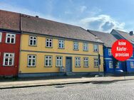 HORN IMMOBILIEN++ im Zentrum von NB, historisches Mehrfamilienhaus mit 3 Wohneinheiten. Eine Wohnung mit ca. 210 m² ist bezugsfrei. - Neubrandenburg