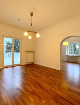 BEAUTIFUL HISTORIC APARTMENT WITH XXL TERRACE! Newly modernized, only 10-minutes to Clay Kaserne - Wiesbaden