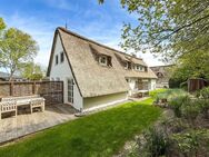 Exklusives Reetdachhaus mit drei stilvollen Ferienwohnungen in ruhiger Lage von St. Peter-Ording - Sankt Peter-Ording