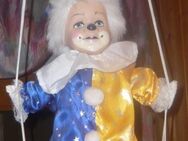 Großer Harlekin Clown Puppe auf Schaukel sitzend Top Deko - Amberg