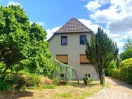 Schönes und gepflegtes Haus mit Sonnenterrasse und Garagengebäude auf großem Grundstück in Werder - Werder (Havel)