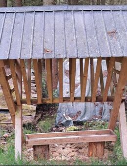 Massive Heuraufe aus Echtholz – für Wild, Rinder oder Pferde – mit Futterschale - Hochspeyer