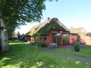 Charmantes und modernisiertes Reetdachhaus/EFH mit PV-Anlage und Garage in Ortsrandlage - Klixbüll