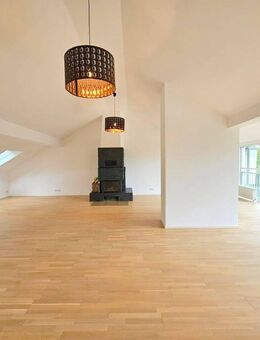 Stylisch + viel Platz! Sonnige 3-Zimmer DG Wohnung: Kamin - 2 Bäder + Einbauküche - FFM-Fechenheim - Frankfurt (Main)
