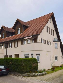Sonnige 3,5-Zimmer-Wohnung mit Balkon, Bühne und Garagenstellplatz - Hattenhofen (Baden-Württemberg)