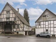 Einfamilienhaus mit Nebengebäude für Gewerbe in Siedlinghausen - Winterberg