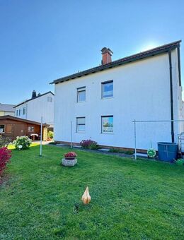 Zweifamilienhaus in ruhiger Lage mit pflegeleichtem Garten und zwei Garagen - Schwarzenbach (Saale)