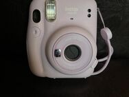Instax Polaroid Kamera in Flieder - Duderstadt Zentrum