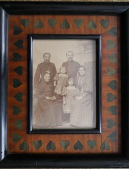 Familienfoto in Jugendstilrahmen mit Intarsien , Größe 38cm x 33cm - Görlitz