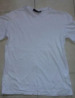Männer-Basic-T-Shirts mit V-Ausschnitt zu verkaufen *neu* Größe M - Walsrode