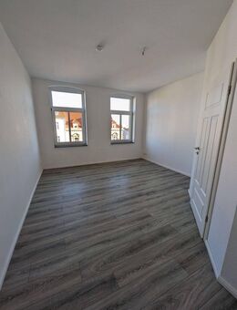 +++FAMILIENWHG. 5 R.+GR. BALKON+LAMINAT+FUßBODENHEIZ.+ BAD m. WANNE u. DUSCHE+++ - Delitzsch