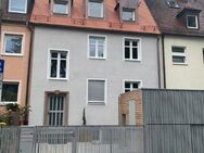 **Erstbezug nach vollständiger Sanierung Maisonette-Wohnung mit Loggia, Einbauküche und vielen Extras in exponierter Lage direkt am Hummelsteiner-Park - Nürnberg