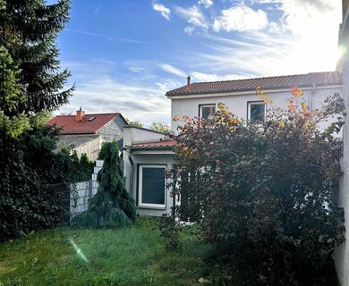 Modernes Einfamilienhaus mit Garten und Einbauküche