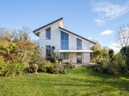 Extravagantes Splitlevel-Einfamilienhaus mit zauberhaften Garten und phantastischen Ausblick - Wartenberg (Bayern)