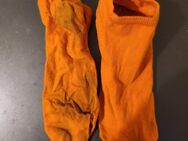 orange Sneakersocken getragen - Gießen