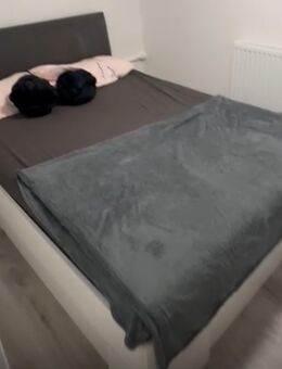 Schminktisch und Bett mit Matratze und Lattenrost - Bremen