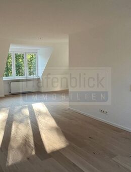 Stilvolle 4 Zimmer Dachgeschosswohnung mit Loggia und Tiefgaragenstellplatz in Reinbek - Reinbek