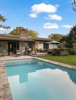 Wohnen mit direktem Waldzugang: Freistehender Bungalow mit Pool und großzügigem Grundriss - Neu Isenburg