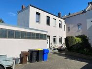 Solides Mehrfamilienhaus mit Ladenlokal (Friseur), neuer Brennwertheizung, überbaute Hofeinfahrt und großer Halle! - Krefeld