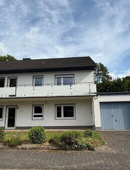 **Einfamilienwohnhaus auf großem Grundstück mit Doppelgarage und großer Werkstatt** - Gründau