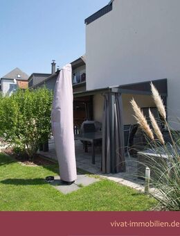 Haus-im-Haus mit Gartenanteil, 2 Stellplätzen ... in ruhiger Wohnlage! EBK, neue Fenster, u.v.m. - Friedrichsdorf