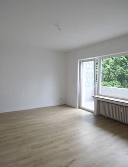 Helle 3 Zimmer Wohnung im ersten Obergeschoss ohne Aufzug mit Garage neu zu vermieten! - Mönchengladbach