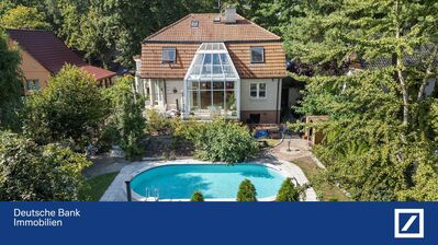 Stilvolle Villa mit Wintergarten, Pool und Solaranlage in grüner Lage