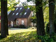 +++ gepflegte Gutshaus-Hälfte mit großem Grundstück und Saunahaus|Seltenheit +++ - Sundhagen