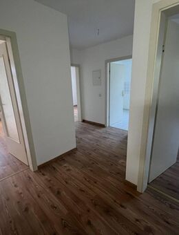 1. OG mit Balkon am Wohnzi. / Laminat und Bad mit Fenster + Wanne - Hartmannsdorf (Sachsen)