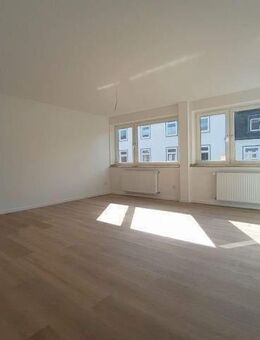 Krefeld-Cracau, Freiligrathstraße 42 - Tolle, kernsanierte 3-Zimmer-Wohnung mit Balkon, fertig zum sofortigen / zeitnahen Einzug !! - Krefeld