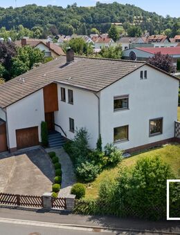 Sofort bezugsfertig! Stilvolles Einfamilienhaus mit Poolhaus und großem Garten in ruhiger Lage - Bad Berneck (Fichtelgebirge)
