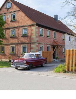 Sanierte Hofstelle mit Scheune, Garagen und Wiese - Geslau