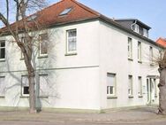 2-Raum-Wohnung im 1.OG, Wohnzimmer mit Kochnische ohne EBK, Schlafzimmer, Dusch-Bad und Flur - Wittenberge