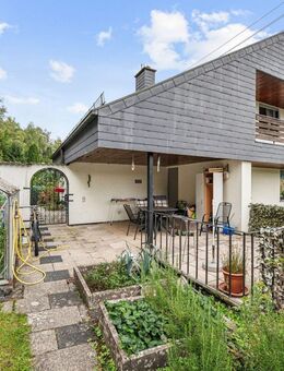 Großzügiges Zwei- bis Dreifamilienhaus mit Talsperrenzugang in Hilchenbach auf Erbpachtgrundstück - Hilchenbach