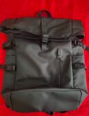 Schwarzer Rolltop Rucksack – groß, modern & wasserabweisend in 33449
