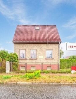 IMMOBERLIN.DE - Renovierungsbedürftiges Einfamilienhaus mit Nebengebäude & Garagen in familiärer Lage - Bernau (Berlin)